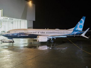 
Boeing a annoncé hier avoir demandé à 16 compagnies aériennes exploitant des 737 MAX de ne plus les faire voler, le temps de 