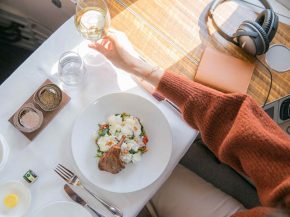 
Cathay Pacific a dévoilé une nouvelle carte gastronomique disponible en classe Affaires, avec des recettes fournies par des res