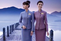 
Les femmes membres du personnel de cabine de la compagnie aérienne taïwanaise China Airlines ont présenté mercredi un nouvel 