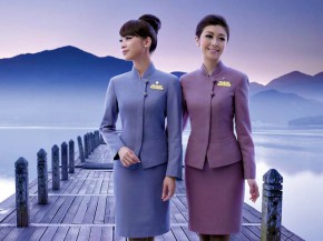 
Les femmes membres du personnel de cabine de la compagnie aérienne taïwanaise China Airlines ont présenté mercredi un nouvel 