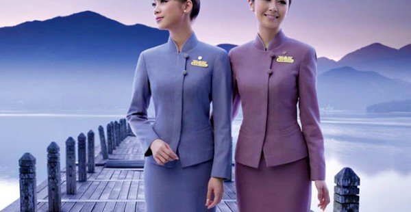 
Les femmes membres du personnel de cabine de la compagnie aérienne taïwanaise China Airlines ont présenté mercredi un nouvel 