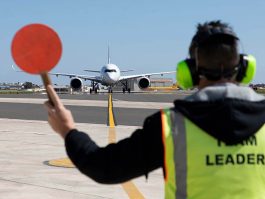 
Des pilotes, hôtesses de l air et d autres membres du personnel ont dû être mis en quarantaine après être tombés malades ou