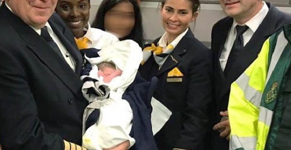 
La nationalité d un bébé né dans un avion dépend généralement de la législation du pays où l avion se trouve au moment d