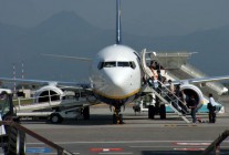 
Tous les vols prévus au départ ou à l arrivée à l aéroport de Bergame mardi ont été retardés, déroutés ou annulés. Le