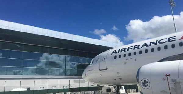 
En raison d une  chute structurelle de la demande , Air France va quitter l aéroport Paris-Orly en 2026 pour regrouper ses opér