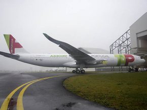 Le premier Airbus A330-900neo, destiné à la compagnie aérienne de lancement TAP Air Portugal, a effectué son rollout lundi. So