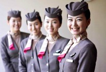 
Les hôtesses de l air de Korean Air exhortent leur employeur à les autoriser à porter des baskets en cabine, en prévision d u