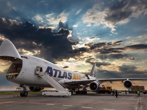 
La compagnie aérienne Atlas Air a pris possession de son troisième Boeing 747-8F, l’avant dernier Jumbo Jet avant l’arrêt 