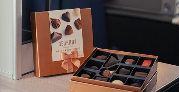 
La compagnie aérienne Brussels Airlines reconduit sa collaboration avec le chocolatier belge Neuhaus, après une pause de trois 