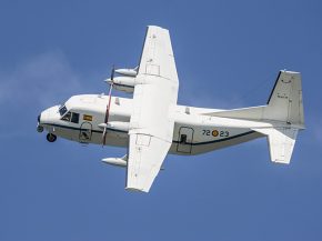 
L’atterrissage se présentant mal, le copilote d’un petit avion a soit sauté, soit est tombé en plein vol. Il s’est tué,