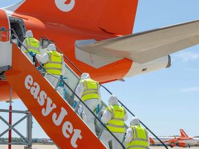 
Les hôtesses de l’air et stewards de la compagnie aérienne low cost easyJet va recevoir une formation accélérée pour parti