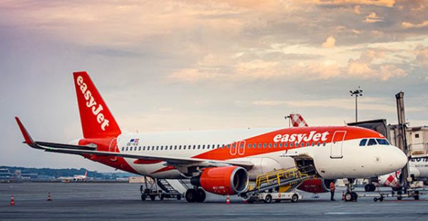 Le patron de la compagnie aérienne low cost easyJet a annoncé que la suspension des vols durera tout le mois d’avril, des bill