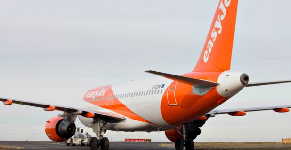 Hier soir à l aéroport Paris-Charles de Gaulle, un violent incident a opposé un passager et l équipage d un vol Easyjet, 