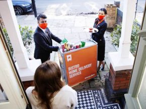 
La compagnie aérienne low cost easyJet va tester pendant deux jours la distribution gratuite par ses hôtesses de l’air et ste