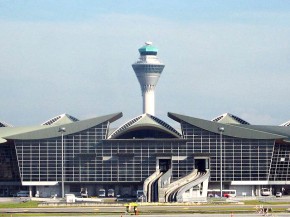 
Une fuite de produits chimiques survenue jeudi dans des locaux techniques de l aéroport international de Kuala Lumpur, en Malais