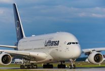 


Depuis plus d’un an maintenant, l Airbus A380 aux couleurs de Lufthansa est de retour dans les airs, pour le plus grand bonhe