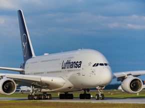 


Depuis plus d’un an maintenant, l Airbus A380 aux couleurs de Lufthansa est de retour dans les airs, pour le plus grand bonhe