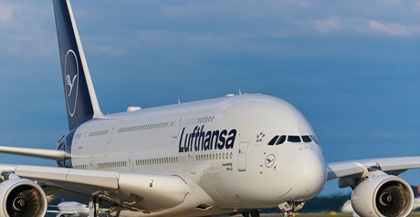 


Depuis plus d’un an maintenant, l Airbus A380 aux couleurs de Lufthansa est de retour dans les airs, pour le plus grand bonhe