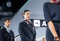 
Les nouveaux uniformes des PNC de la compagnie aérienne ITA Airways ont fait leurs débuts en service commercial, les nouvelles 
